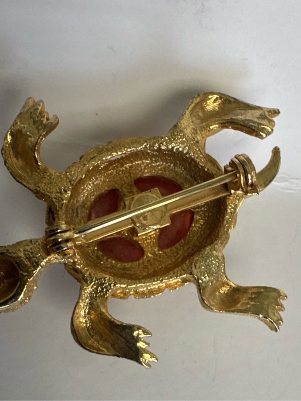 Vintage Gold Tone Sea Turtle Brooch Red Cabochon Green Rhinestone Eyes - Picture 4 of 4